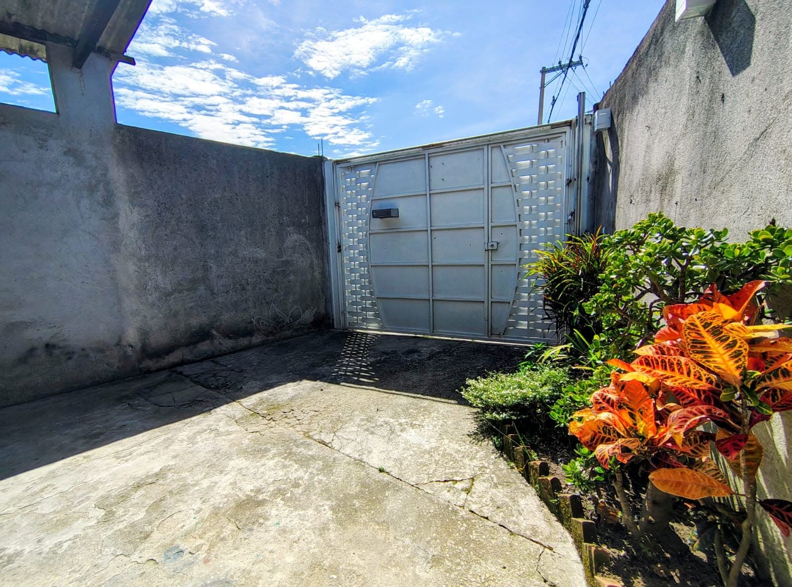 Casa à venda próxima ao centro de Biritiba Mirim